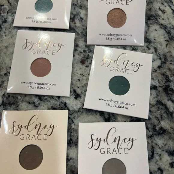 Sydney Grace  in Mel’s Memory eyeshadow collection - Picture 4 of 9